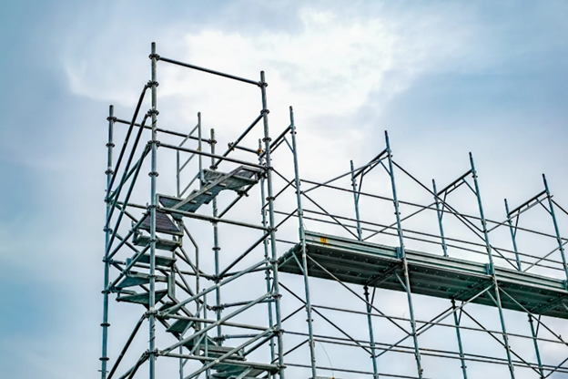 Tall metal scaffolding structure against the sky, representing the importance of a Pasma certification for preventing workplace accidents and lowering insurance costs.